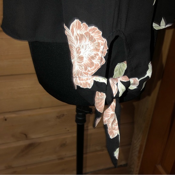 Cupcakes & Cashmere Blouse Black Floral choker collar / cold shoulder size M - Picture 9 of 14